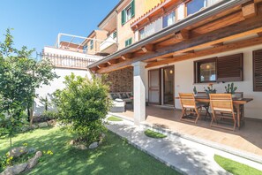 Outdoor dining - Apartment 'Trilo Nina' with Private Terrace, Private Garden and Air Conditioning (Santa Teresa Gallura)