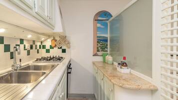 Een koelkast, een oven, een kookplaat, een koffiezetapparaat/waterkoker