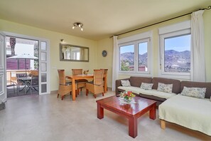 TV - Vacation Home "Excellent Views, Beach and Mountain" with Sea View, 2 Shared Pools & Wi-Fi (Almuñécar)