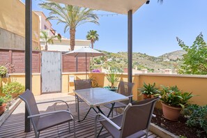 Outdoor dining - Vacation Home "Excellent Views, Beach and Mountain" with Sea View, 2 Shared Pools & Wi-Fi (Almuñécar)