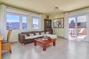 TV - Vacation Home "Excellent Views, Beach and Mountain" with Sea View, 2 Shared Pools & Wi-Fi (Almuñécar)