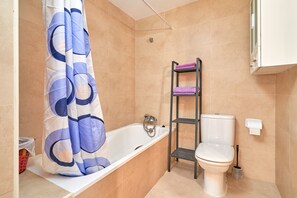Shower, hair dryer, towels - Vacation Home "Excellent Views, Beach and Mountain" with Sea View, 2 Shared Pools & Wi-Fi (Almuñécar)