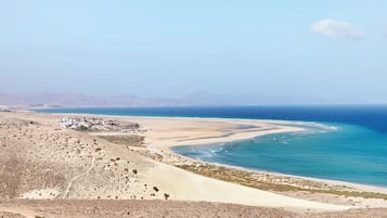 Una spiaggia nelle vicinanze