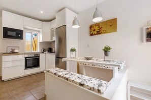 Een koelkast, een magnetron, een oven, een kookplaat