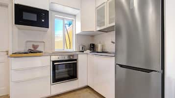 Frigorífico, microondas, horno y placa de cocina