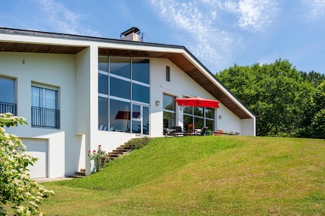 Exterior. Holiday Home 'Espace, Luxe, Calme Et Nature' with Mountain View and Air Conditioning