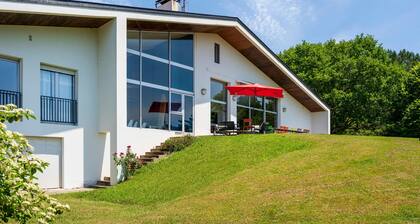 Holiday Home 'Espace, Luxe, Calme Et Nature' with Mountain View and Air Conditioning