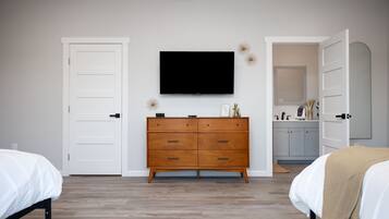 2 bedrooms, iron/ironing board, travel crib, free WiFi