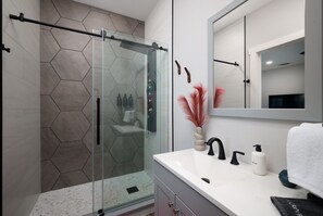 Douche, serviettes fournies