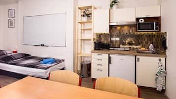 Studio Comfort - flera sÀngar | Eget pentry | KylskÄp, mikrovÄgsugn, vattenkokare och brödrost