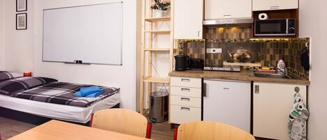 Estudio Confort, varias camas | Cocineta privada | Refrigerador, microondas, tetera eléctrica y tostadora
