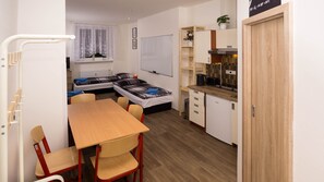 Studio Confort, Plusieurs lits | Bureau, fer et planche à repasser, accès au Wi-Fi (inclus)