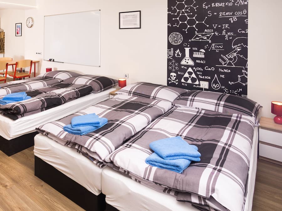 Escritorio, tabla de planchar con plancha, wifi gratis y ropa de cama