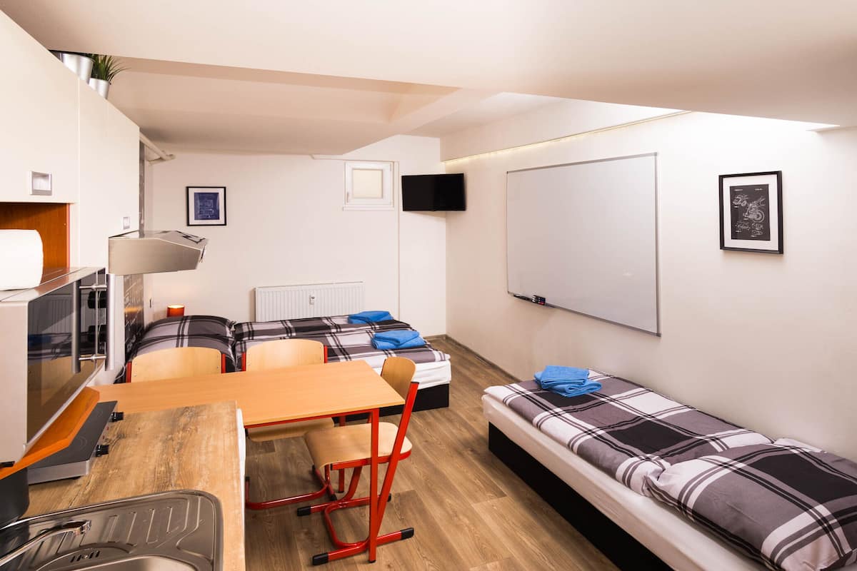 Studio Comfort, 3 Tempat Tidur Twin | Meja kerja, setrika/meja setrika, dan Wi-Fi gratis