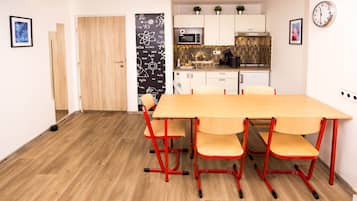 Comfort Studio, Multiple Beds | Desk, iron/ironing board, free WiFi, bed sheets