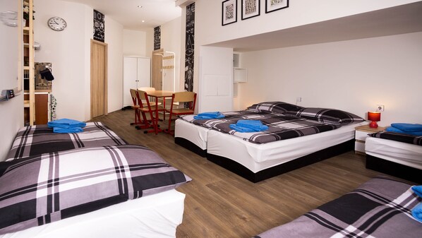 コンフォート スタジオ ベッド (複数台) | デスク、アイロン / アイロン台、WiFi (無料)