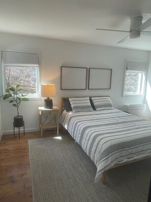 2 bedrooms, desk, iron/ironing board, free WiFi - Coveshead. Dramatic waterfront designer cottage. (Harpswell)