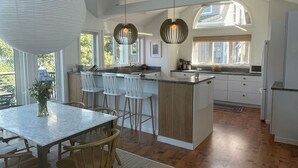 Dining - Coveshead. Dramatic waterfront designer cottage. (Harpswell)