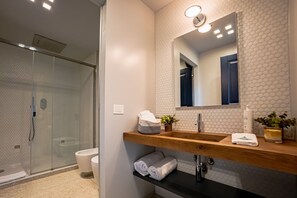 Ducha, secador de pelo y bidé