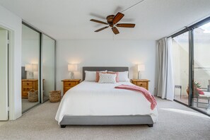 2 soverom, skrivebord, strykejern/-brett og reiseseng for barn
