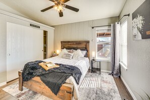 3 slaapkamers, een bureau, een strijkplank/strijkijzer, reisbedje