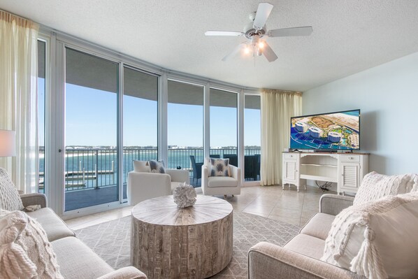 スマートテレビ、DVD プレーヤー、卓球台、書庫