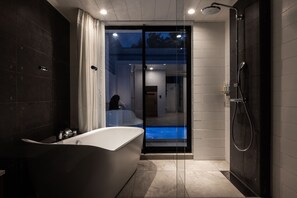 Villa Premium, 2 habitaciones, para no fumadores, sauna | Baño | Tina con regadera, tina profunda, amenidades de baño de diseñador 