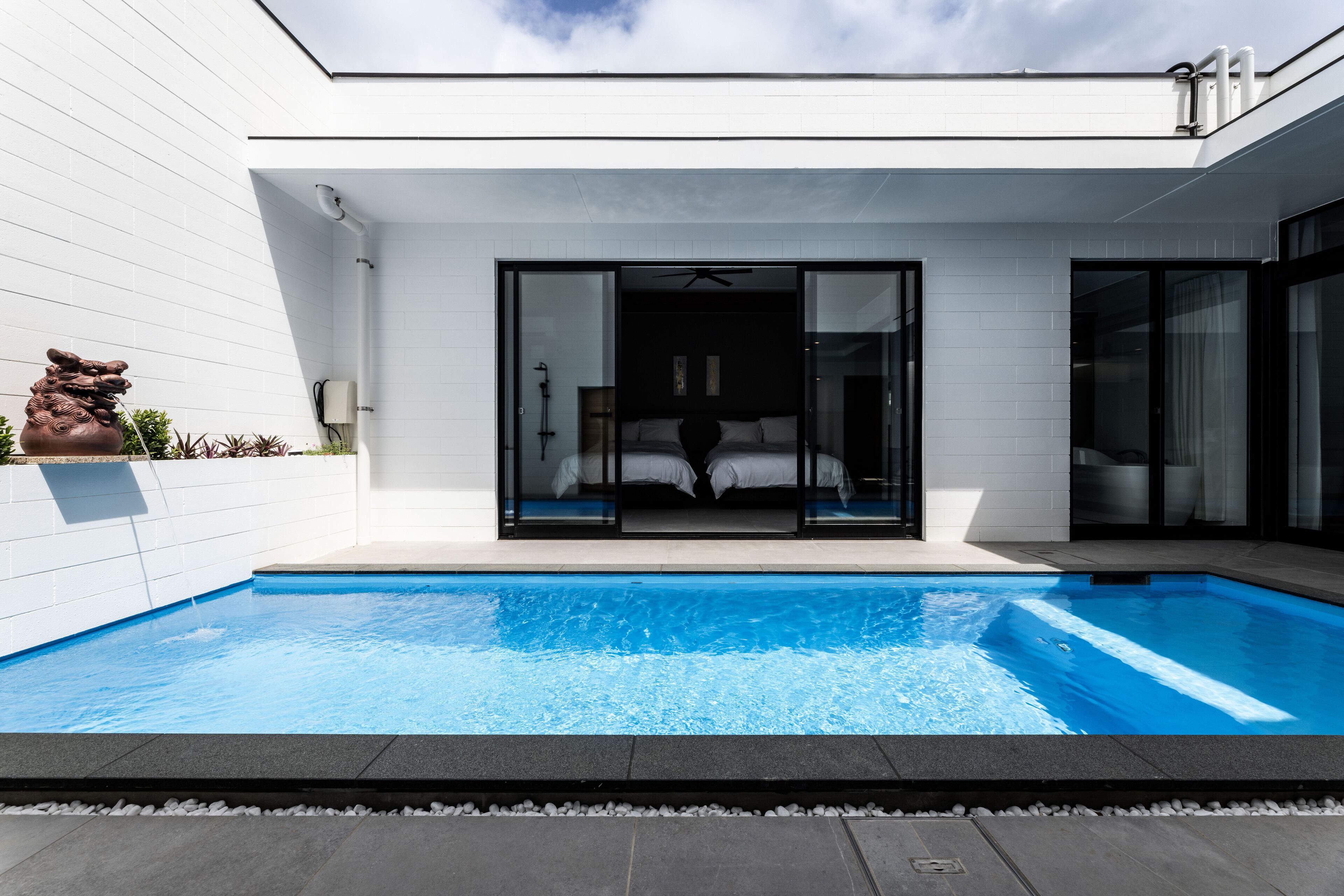 Sebuah kolam renang air hangat