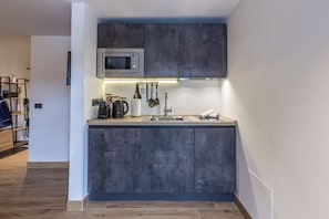 Réfrigérateur, micro-ondes, plaque de cuisson, cafetière/bouilloire