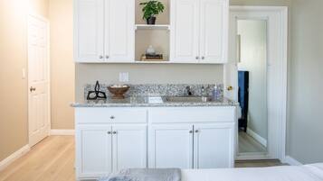 1 quarto, escrivaninha, ferros/tábuas de passar roupa, Wi-Fi de cortesia