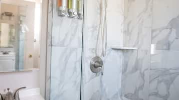 Haartrockner, Handtücher, Seife, Shampoo