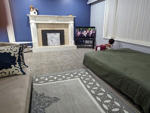 3 bedrooms, desk, iron/ironing board, WiFi - Golden ears inn is a great place with easy access to everything...

 (Maple Ridge)