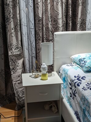 3 bedrooms, desk, iron/ironing board, WiFi - Golden ears inn is a great place with easy access to everything...

 (Maple Ridge)