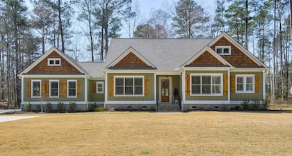 Charming 3-bedroom house in amazing Appling with outdoor kitchen, WiFi