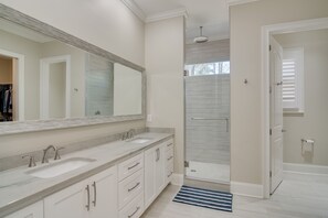 Doccia, asciugacapelli, asciugamani, sapone