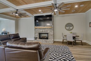 Living area - Charming 3-bedroom house in amazing Appling with outdoor kitchen, WiFi (Appling)