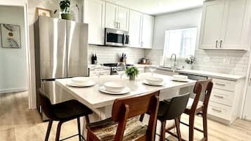 Een koelkast, een microgolfoven, een oven, een kookplaat