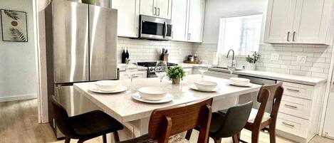 冷蔵庫、電子レンジ、オーブン、コンロ