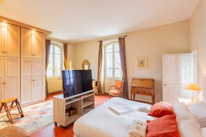 8 bedrooms, iron/ironing board, WiFi, bed sheets - Domaine des sources - Welkeys (Orange)