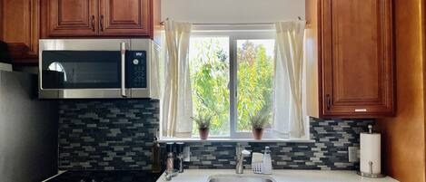 ثلاجة، ميكروويف، موقد طهي مسطح، ماكينة لصنع القهوة/الشاي