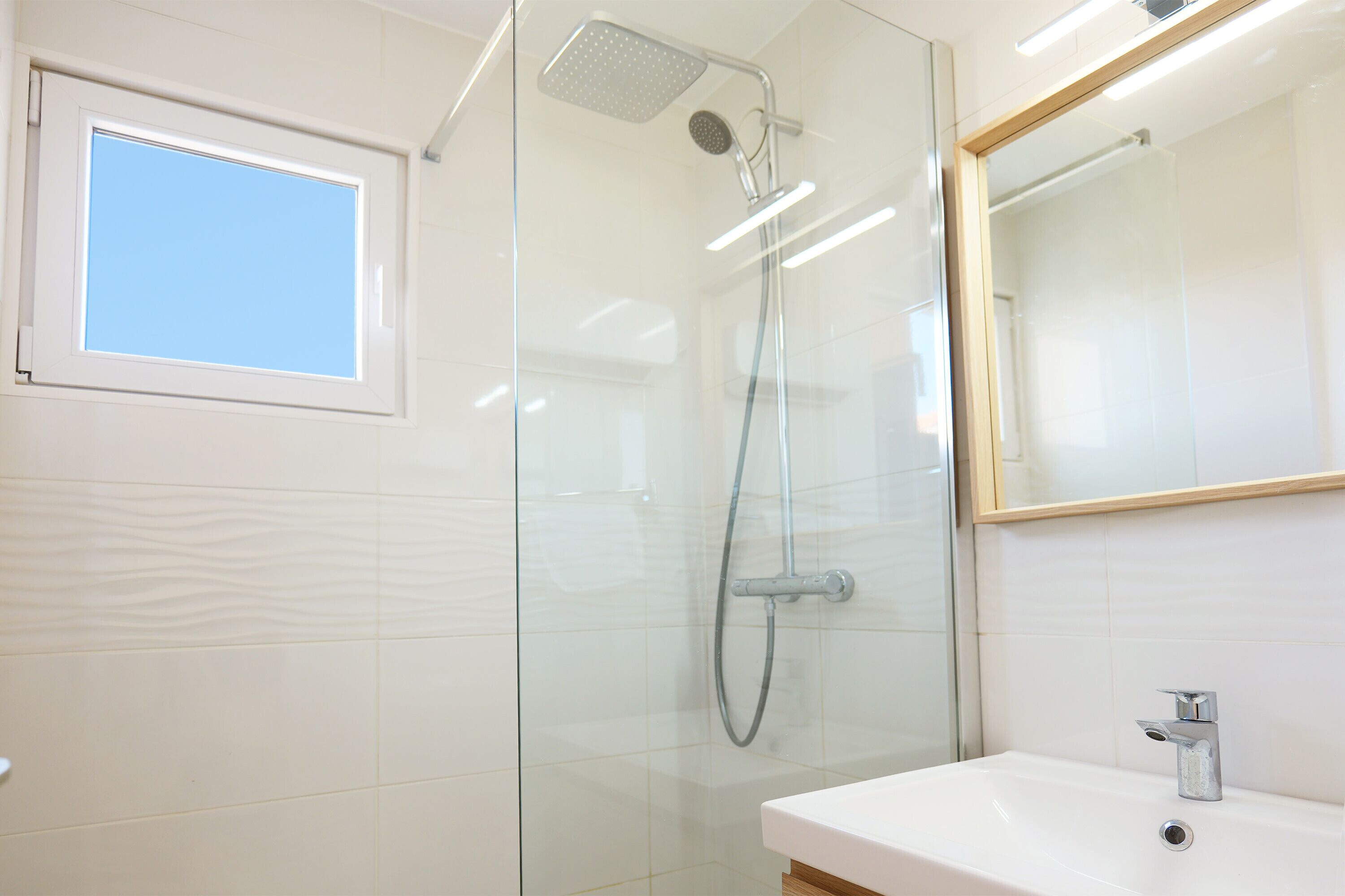 Douche, sèche-cheveux, serviettes fournies