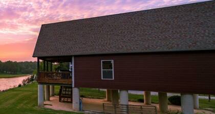 Newly Remodeled! 3-Bedroom Cabin on The Banks of The Current River in Doniphan