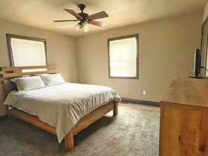 3 chambres, coffres-forts dans les chambres, fer et planche à repasser