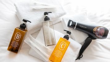 1 bedroom, desk, blackout drapes, soundproofing