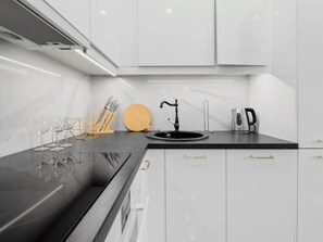 Réfrigérateur, four, lave-vaisselle, cafetière/bouilloire