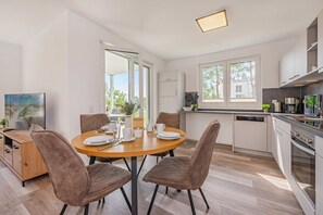 Coffee/tea maker, fridge, oven, stovetop - Ferienwohnung Haffkoje - Hochwertiges Ferienappartement für bis zu 4 Personen in Ruhiger Wohngegend (Garz)