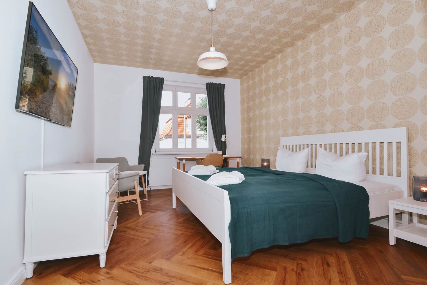 2 bedrooms, desk, WiFi