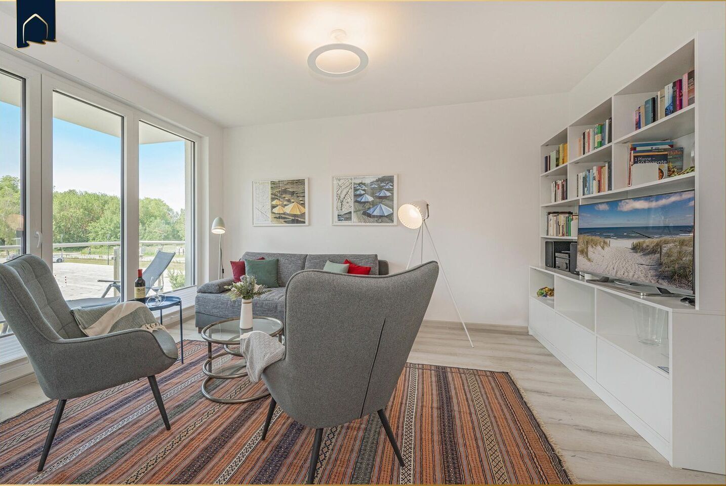 TV, tavolo da ping pong, impianto stereo