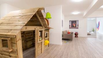 2 bedrooms, iron/ironing board, WiFi