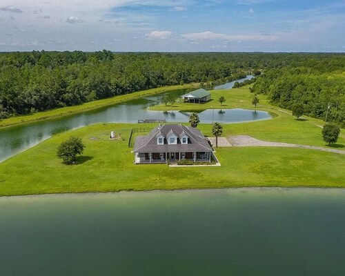 Sleeps 20. Spacious 7-bedroom house in Callahan just 15 min from Jax airport.